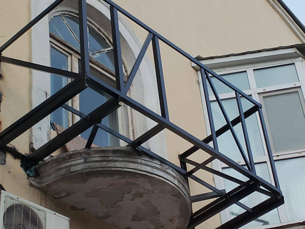 Расширение балкона каркасом